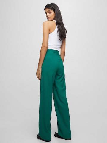 Pull&Bear Lużny krój Spodnie w kant w kolorze zielony