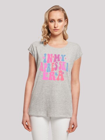 F4NT4STIC Shirt 'In My Apres Ski Era' in Grijs: voorkant