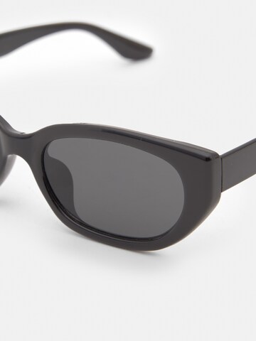 Lunettes de soleil Pull&Bear en noir