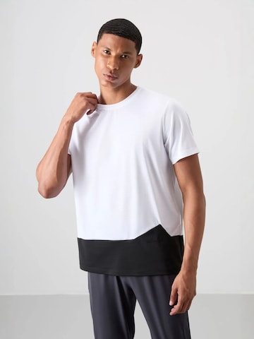 Tommy Life Performance Shirt in White: front