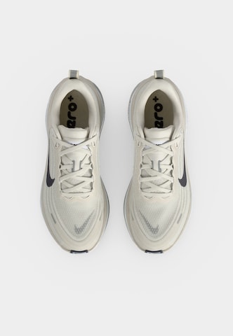 NIKE Обувь для бега 'Vomero Plus' в Серый: сверху