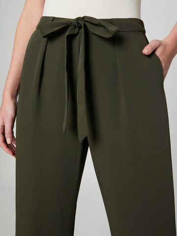 Guido Maria Kretschmer Women Wide leg Pleat-Front Pants 'Nola' in Green