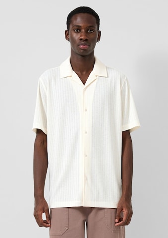 QS Comfort fit Button Up Shirt in Beige: front