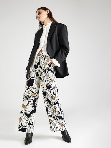 Wide leg Pantaloni di Marks & Spencer in bianco