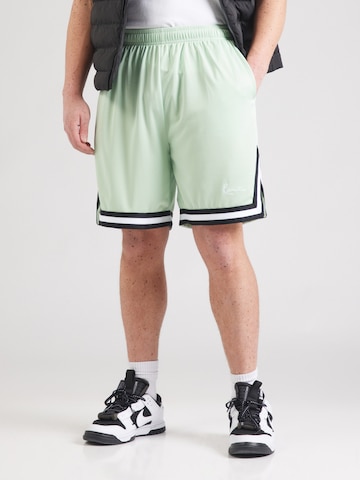 Karl Kani Loosefit Shorts in Grün: Vorderseite