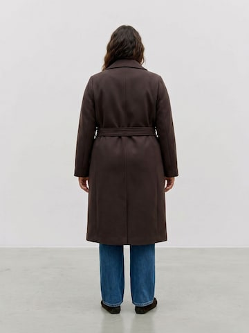 Manteau mi-saison 'VMCFORTUNEAYA' Vero Moda Curve en marron