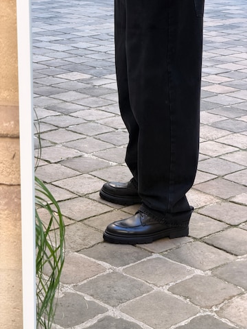 TRAPP - Sapato com atacadores em preto: frente