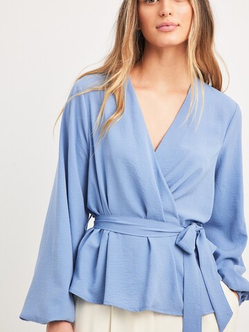 NA-KD Blouse in Blue: front