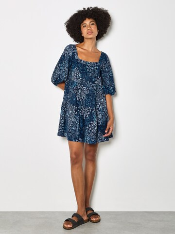 Robe Apricot en bleu