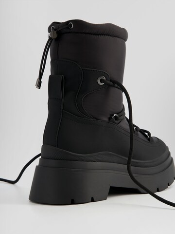 Bershka Snowboots in Zwart