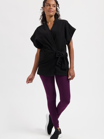 Urban Goddess Yoga & Activewear Sporttop 'Yumea Yoga & Pilates' in Schwarz