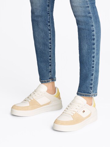Baskets basses 'ESSENTIAL' TOMMY HILFIGER en blanc