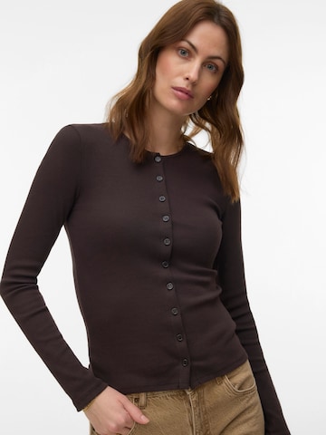 VERO MODA Gebreid vest 'EMMA' in Bruin: voorkant