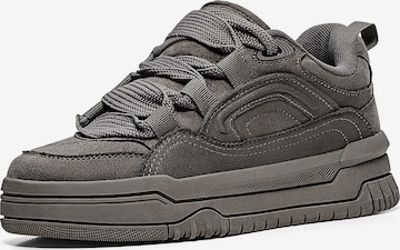 Sneaker low de la Bershka pe gri: față