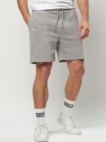 KAPPA Regular Housut 'KMLogo Toke' värissä harmaa: etupuoli