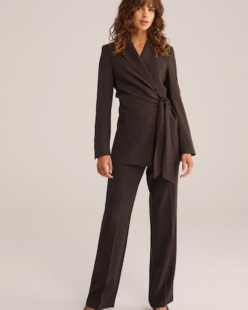 regular Pantaloni con piega frontale di WE Fashion in marrone