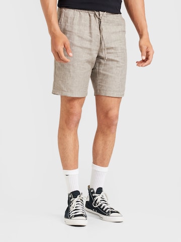 Clean Cut Copenhagen Regular Shorts 'Barcelona Roman' in Grün: predná strana