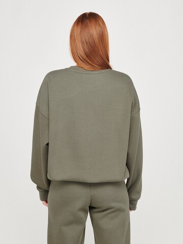 ABOUT YOU x VIAM Studio Sweatshirt 'Motivation' in Groen: terug