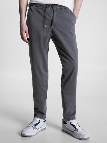 TOMMY HILFIGER Tapered Chino Pants in Grey: front