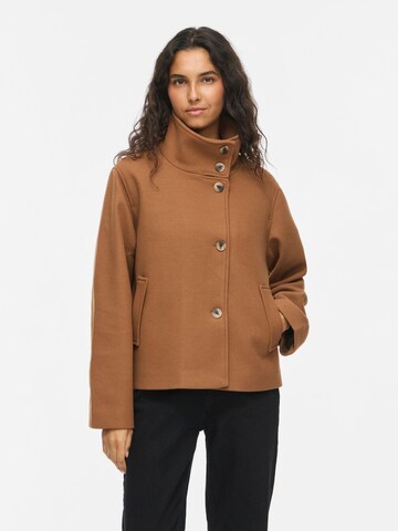 VILA - Chaqueta de entretiempo en marrón: frente