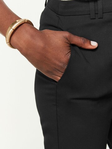 Slimfit Pantaloni con piega frontale di Next in nero