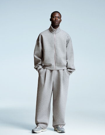 BershkaLoosefit Hlače s naborima - siva boja