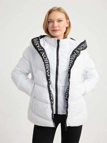 Manteau d’hiver HOME STORE en blanc
