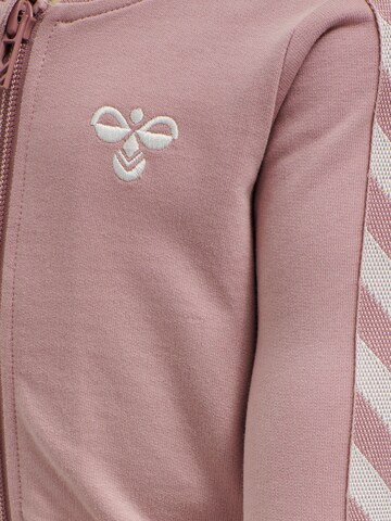 Completo sportivo di Hummel in rosa