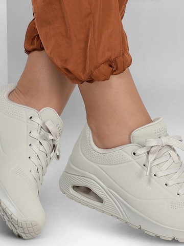 SKECHERS - Calzado deportivo 'Skechers Stand On Air 73690OFWT' en beige