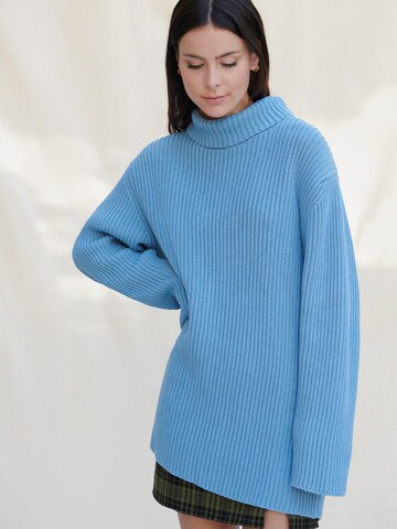 A LOT LESS Pullover 'Caro' in Blau