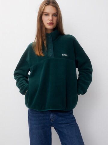 Pulover de la Pull&Bear pe verde: față