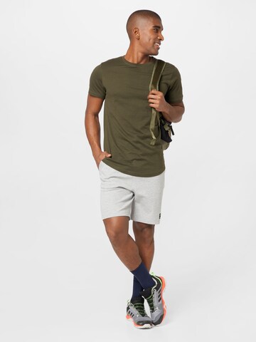 QS Regular Shorts in Grau