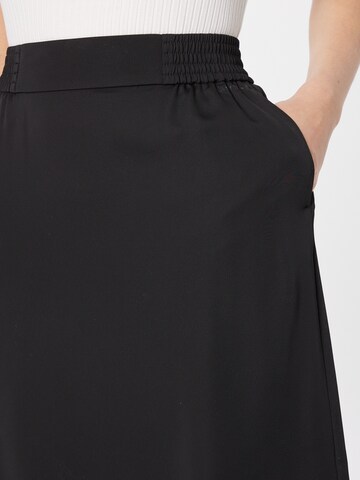 Calvin Klein تنورة بلون أسود