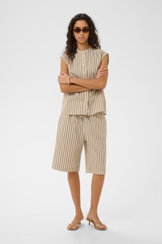 SOAKED IN LUXURY Slimfit Shorts in Beige: Vorderseite