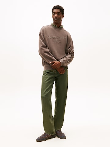 Tommy Jeans Sweatshirt '90S NEW CLASSIC' in Bruin