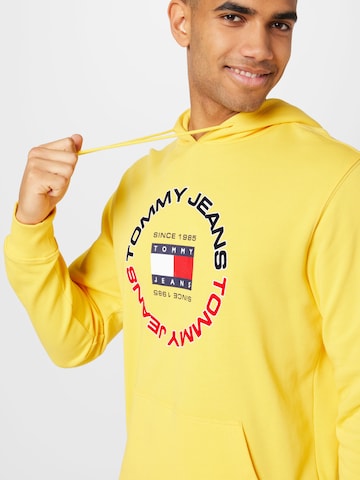 Bluză de molton de la Tommy Jeans pe galben