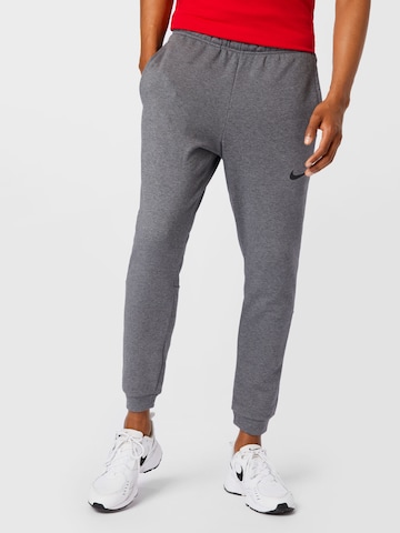 Tapered Pantaloni sportivi di NIKE in grigio: frontale