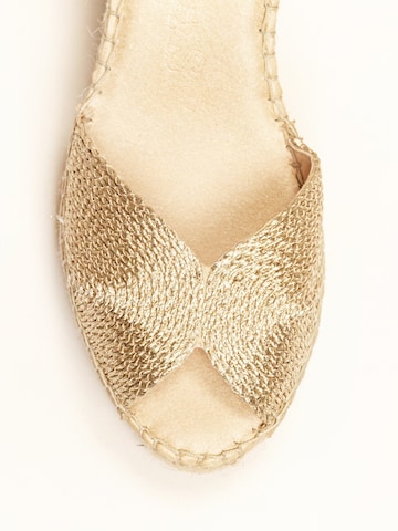 Alhamas Sandalen met riem 'Alpargata Cuña 10 cm' in Goud
