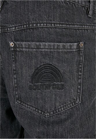SOUTHPOLE Tapered Jeans in Zwart