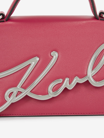 Karl Lagerfeld Olkalaukku ' Signature Small ' värissä vaaleanpunainen