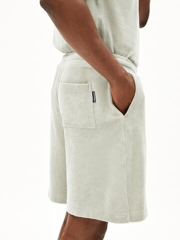 Regular Pantalon 'Oraan Terry' ARMEDANGELS en vert