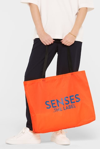 SENSES.THE LABEL Leichte Tote Bag mit Logo Print in Orange