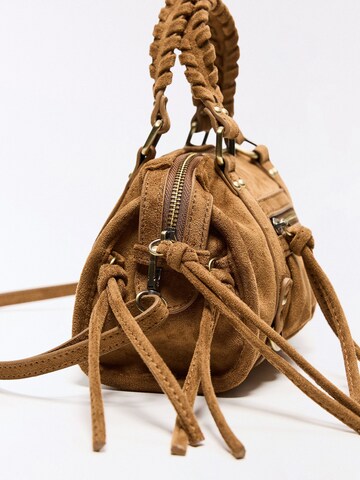 Poșete de la Bershka pe bej