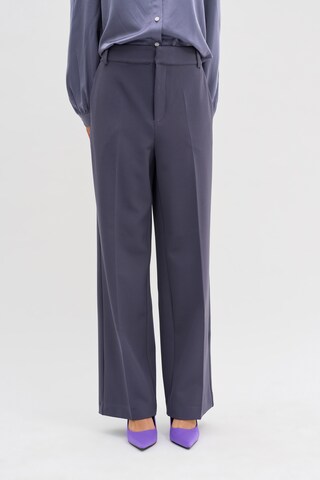 My Essential Wardrobe Loosefit Bügelfaltenhose in Blau: Vorderseite