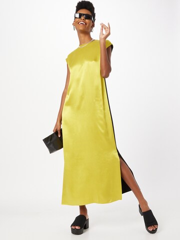 Robe Warehouse en jaune