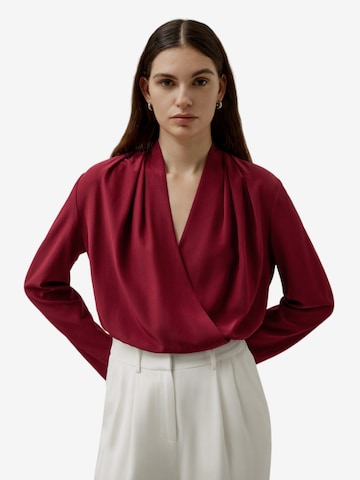 Lilysilk Trachtenshirt 'Crossover-Seidenbluse mit V-Ausschnitt' in Rot: Vorderseite