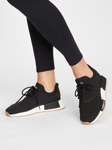 Sneaker bassa 'Nmd_R1 Primeblue' di ADIDAS ORIGINALS in nero: frontale
