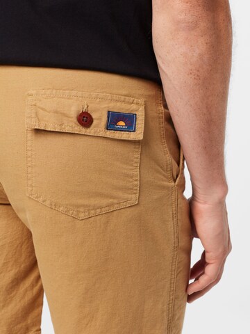 Superdry - Regular Calças chino 'Cali' em castanho