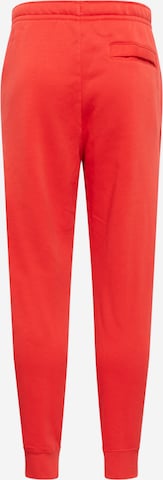 Effilé Pantalon 'Club Fleece' Nike Sportswear en rouge