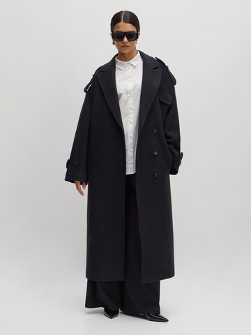 EDITED Between-Seasons Coat 'Eilika' in Black: front